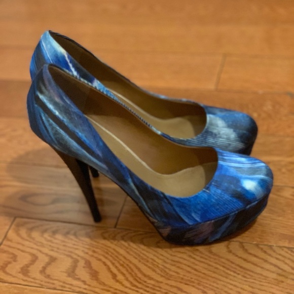 Navy stiletto. Excellent condition with box. - Picture 3 of 4